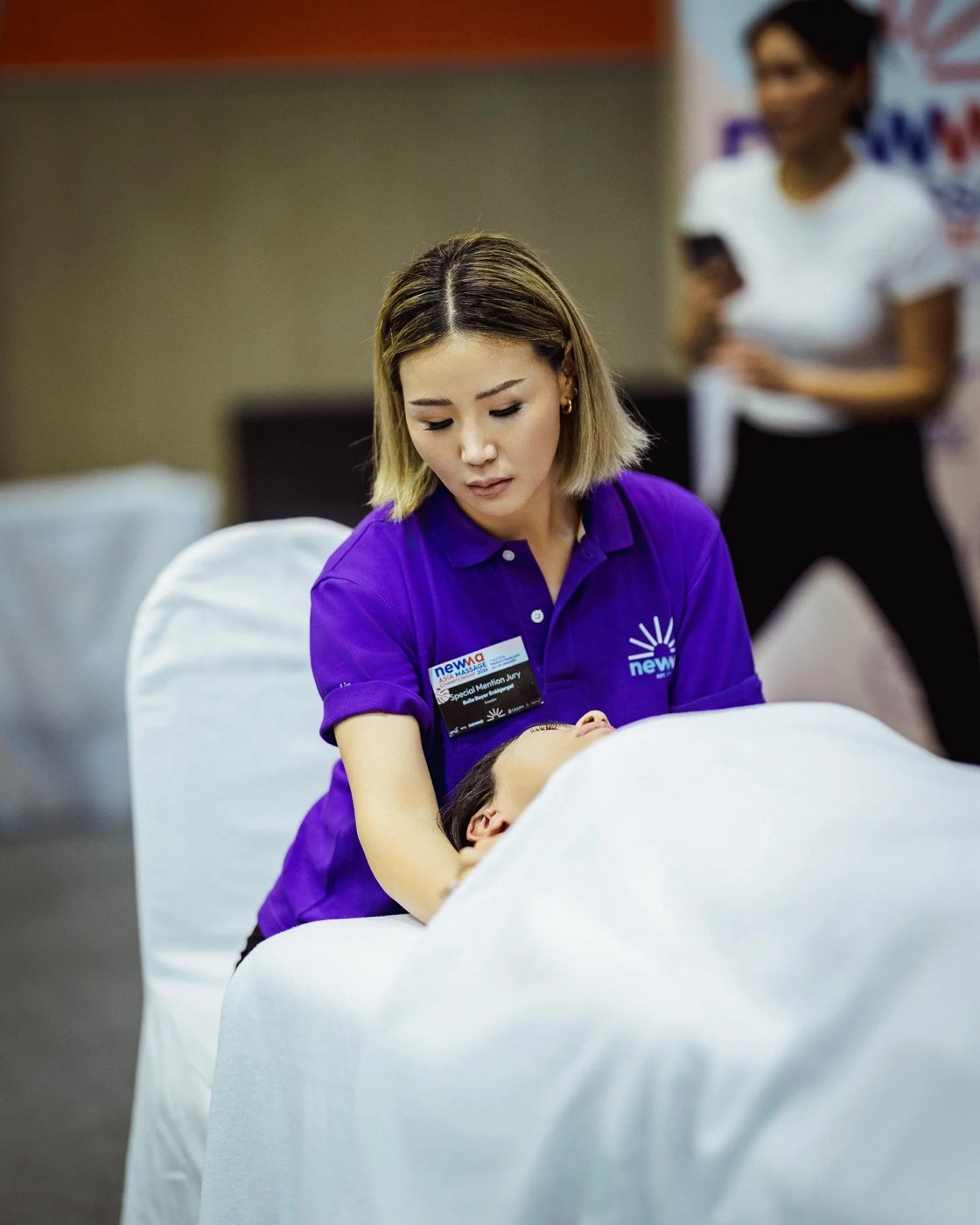Bella som jurymedlem under Asia Massage Championship 2026
