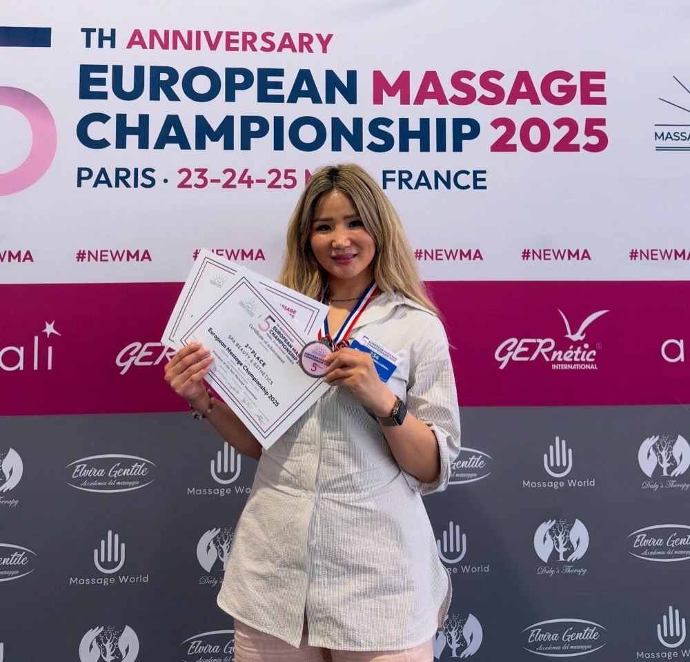 Bella med diplom och medalj på European Massage Championship i Paris